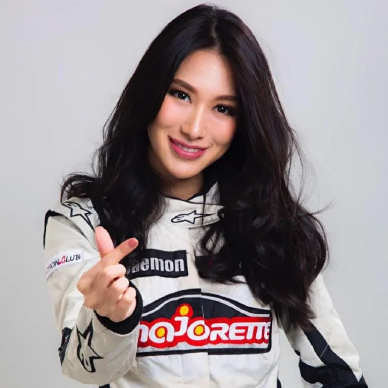 Profil picture Christy Louis driver outfit cute heart
