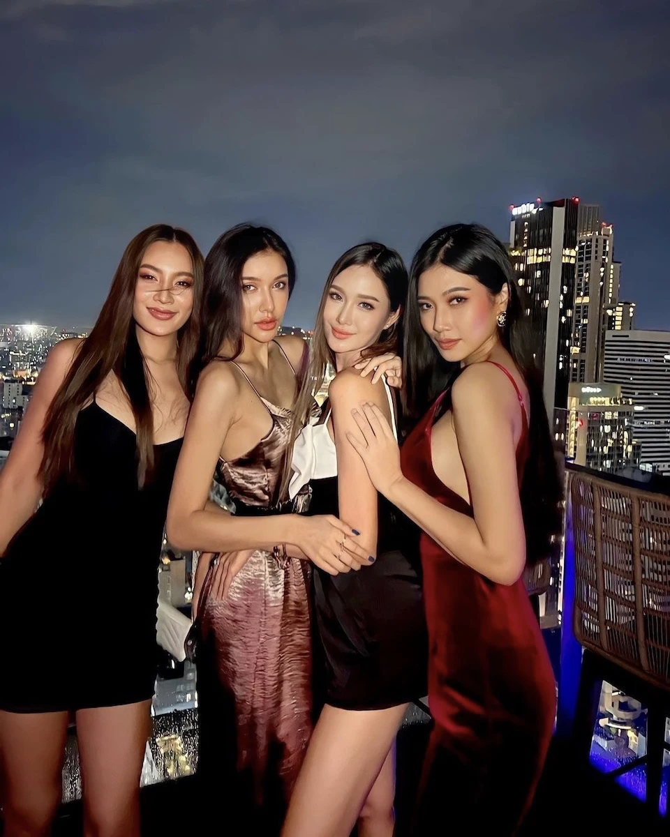 hot thai girls posing at Spectrum lounge and bar in bangkok