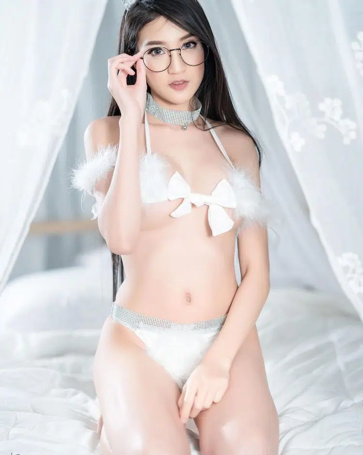 Minggomut Maming Kongsawas wearing white sexy lingerie