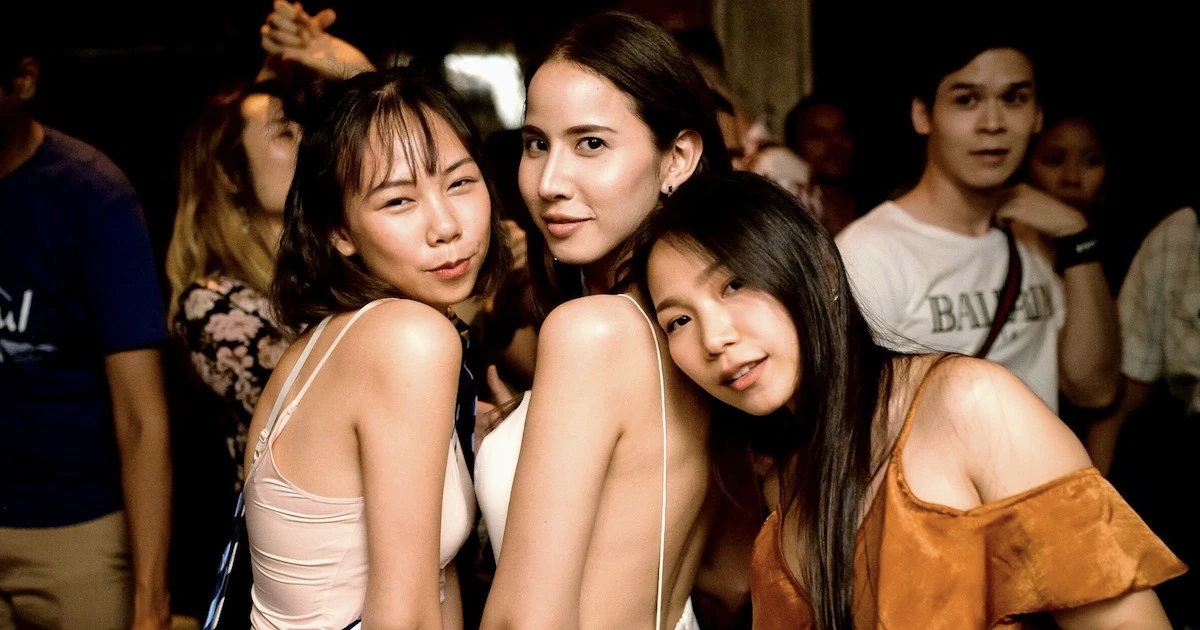 a group of three thai girls partying in havana social in bangkok