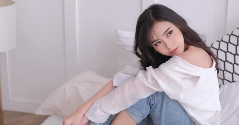 Thai influencer Ice Preechaya posing with a jean and a white top