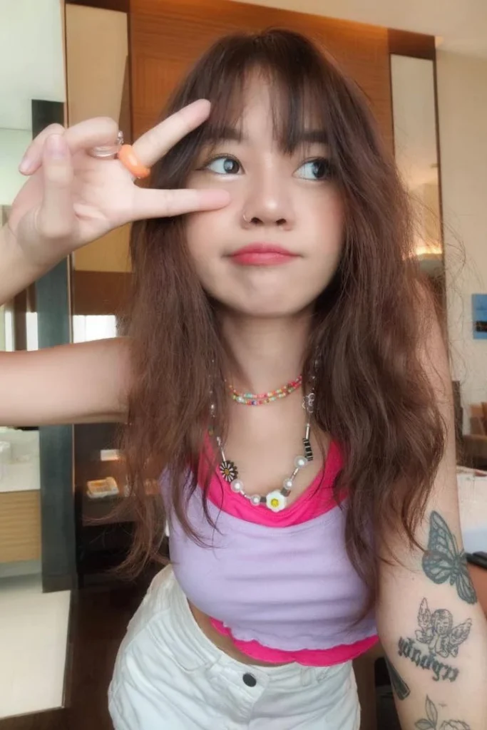 Thai model Dalunah doing a v sign and cute face