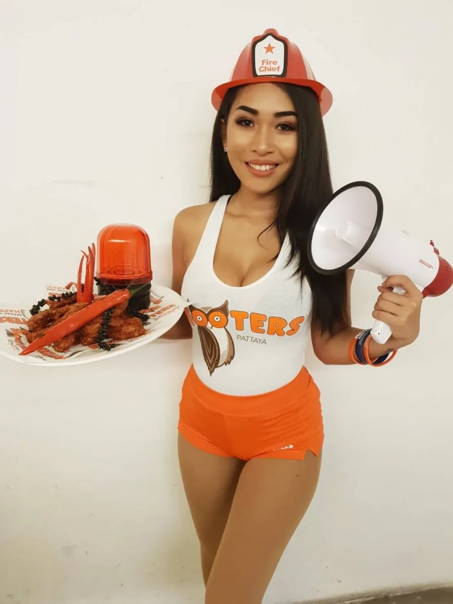 Very hot Thai girl with food at Hooters Bangkok.